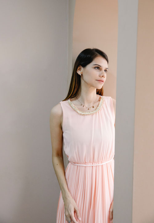 woman-z-looking-side-dress